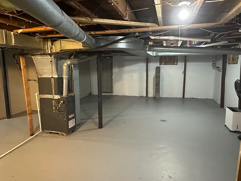 135 Willis Ave — Photo 41