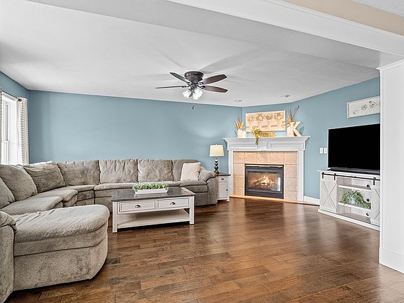 4th image of 1038 Oriole Cir N