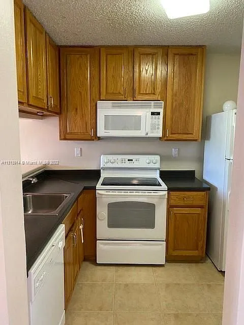 3 bed, 923 sqft, $2,300 — Photo 2