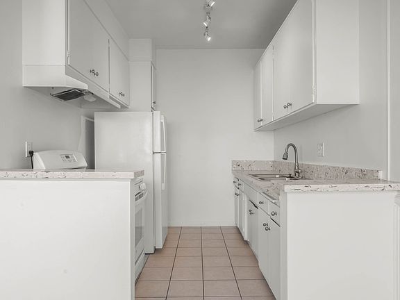 2nd image of 1051 N Ogden Dr #1B-1Ba-680Sqft