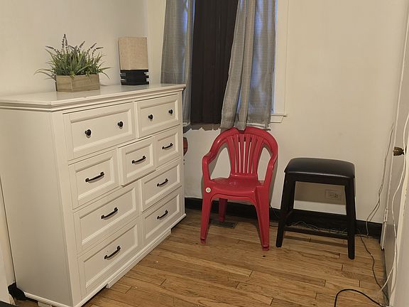 5th image of 3035 W Warren Blvd #1