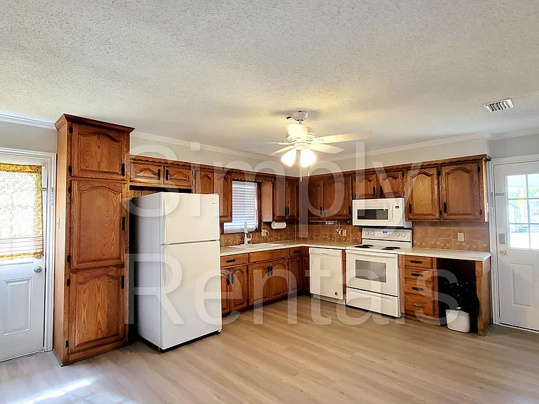 105 Windsor St — Photo 6