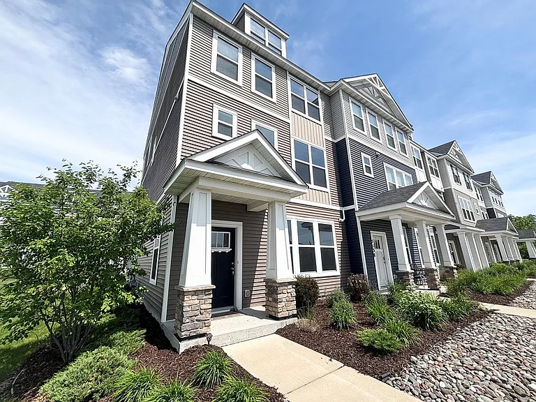 5136 Hampton St NE — Photo 1