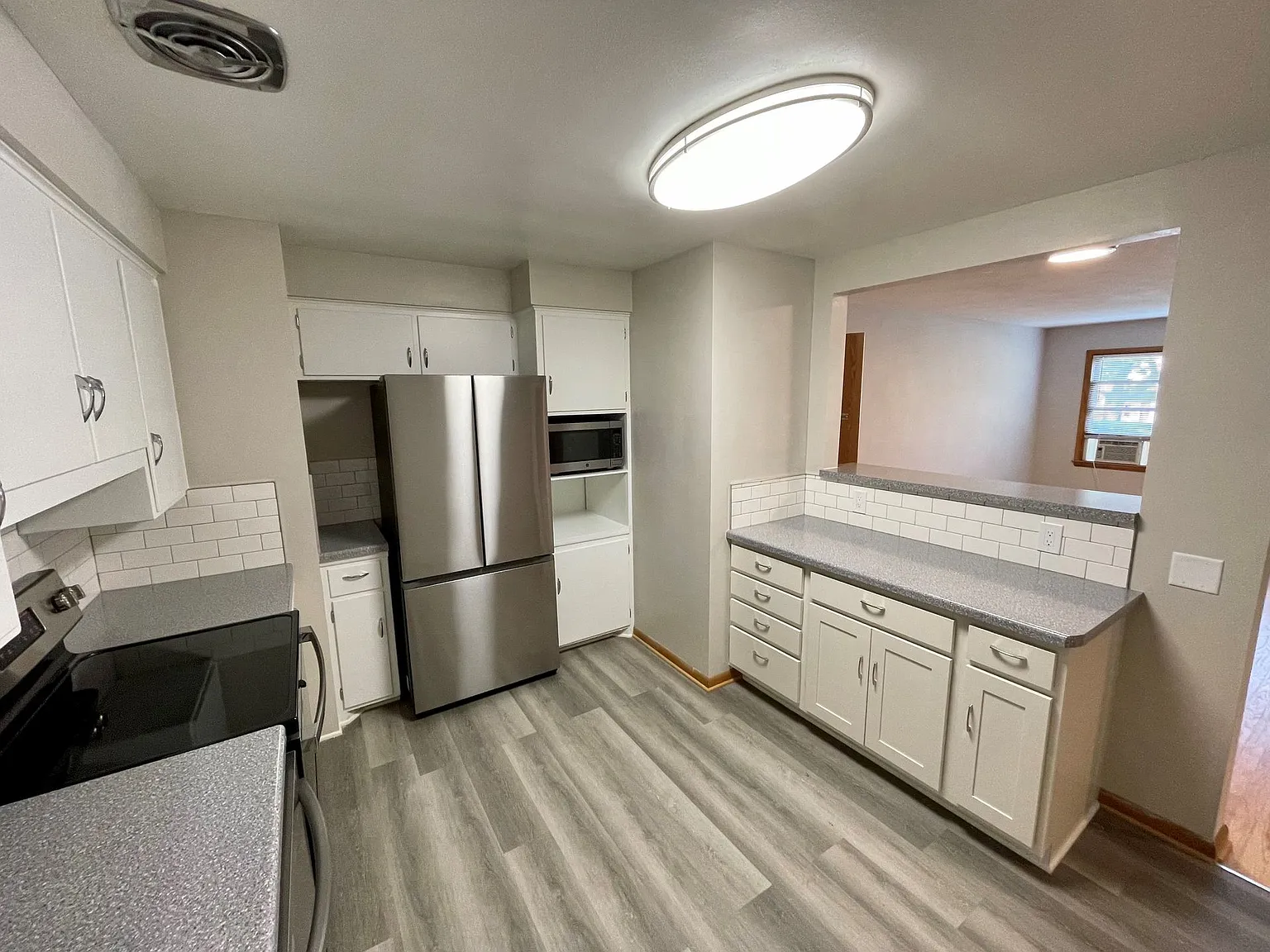 Great Location! 2-bed 1-bath Apartment — Photo 3