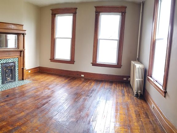 Living room-inoperable fireplace