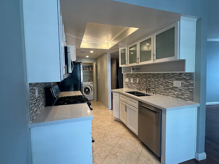 1663 Veteran Ave #105 — Photo 7