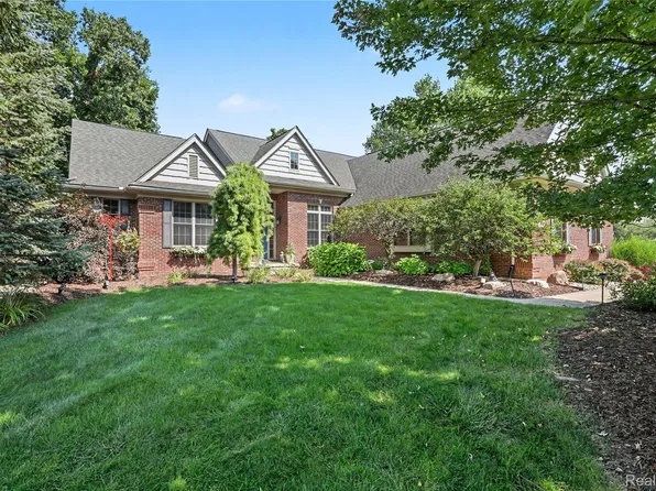 5929 Scott Cir, Clarkston, MI 48348