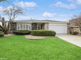 605 Honey Locust Ln, Darien, IL 60561