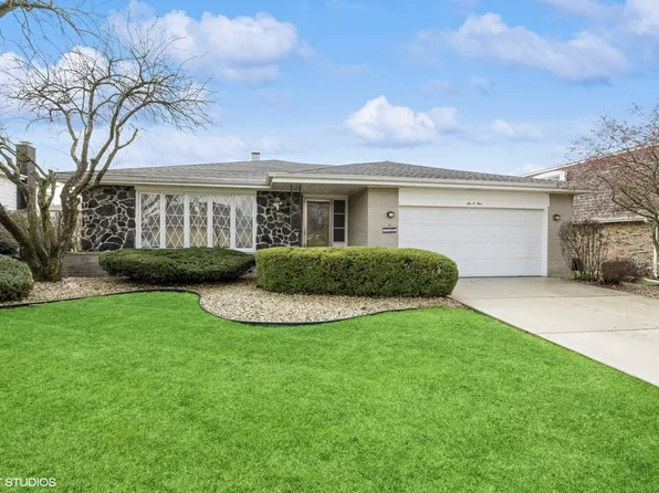 605 Honey Locust Ln, Darien, IL 60561