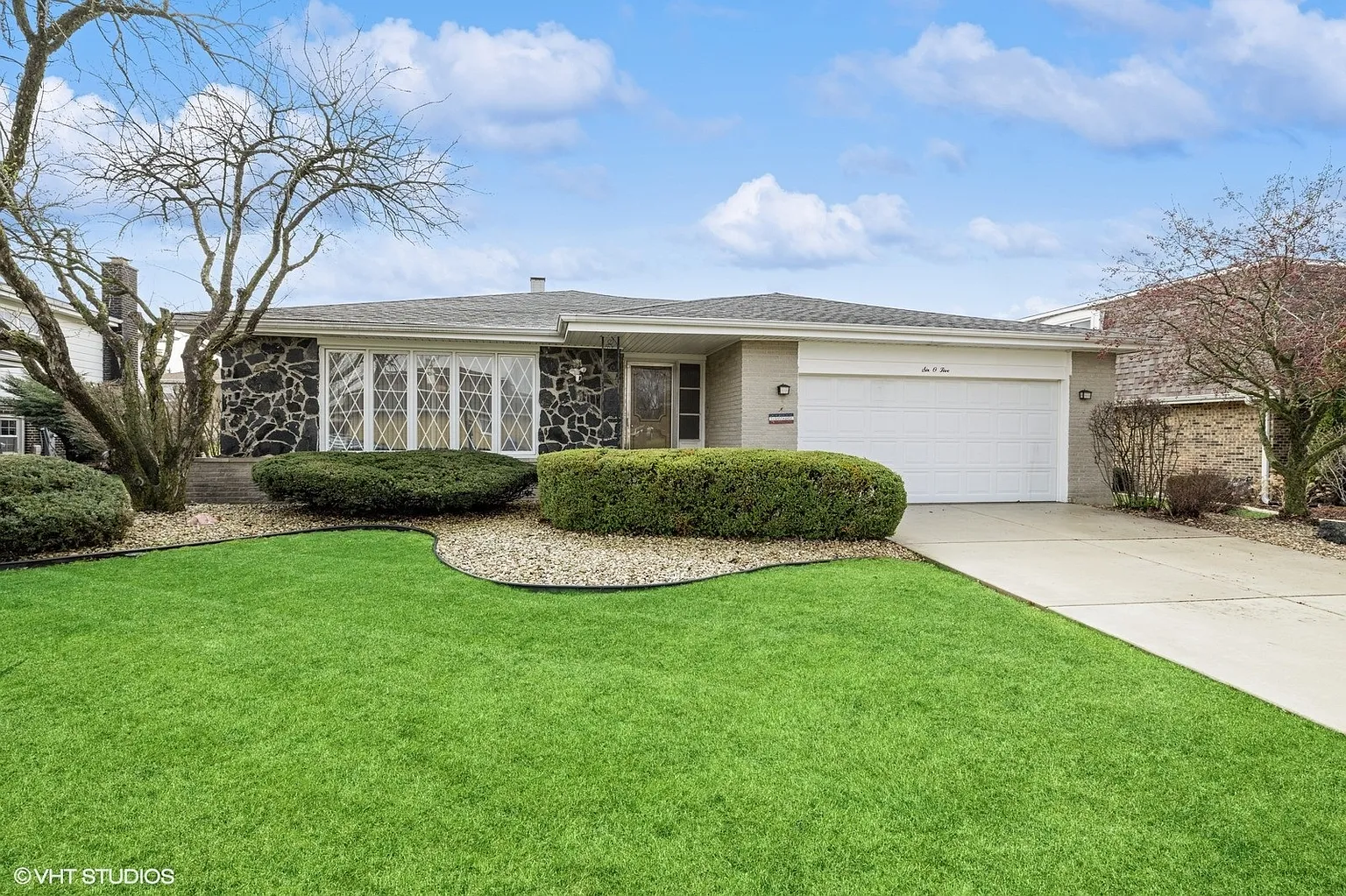 605 Honey Locust Ln photo 1