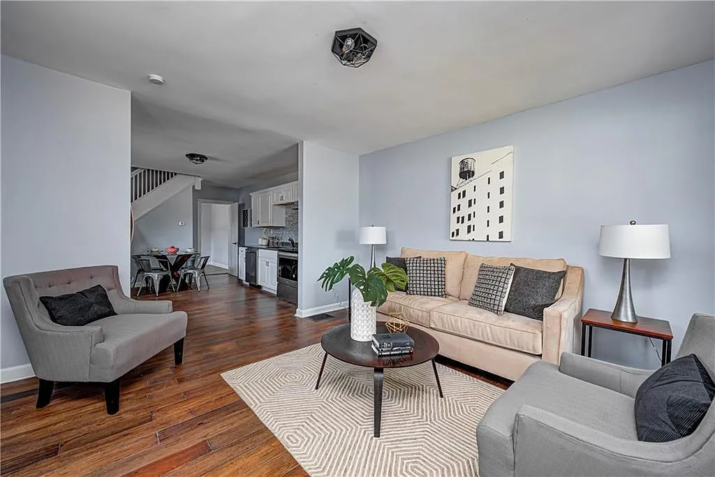 3 bed, 1200 sqft, $1,800 — Photo 2