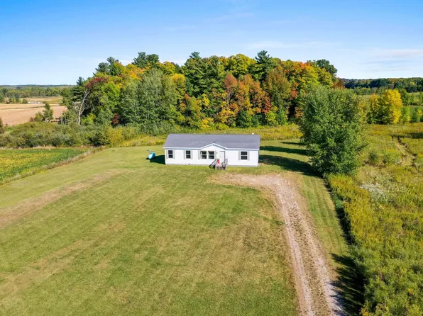 914 Bon St, Cecil, WI 54111