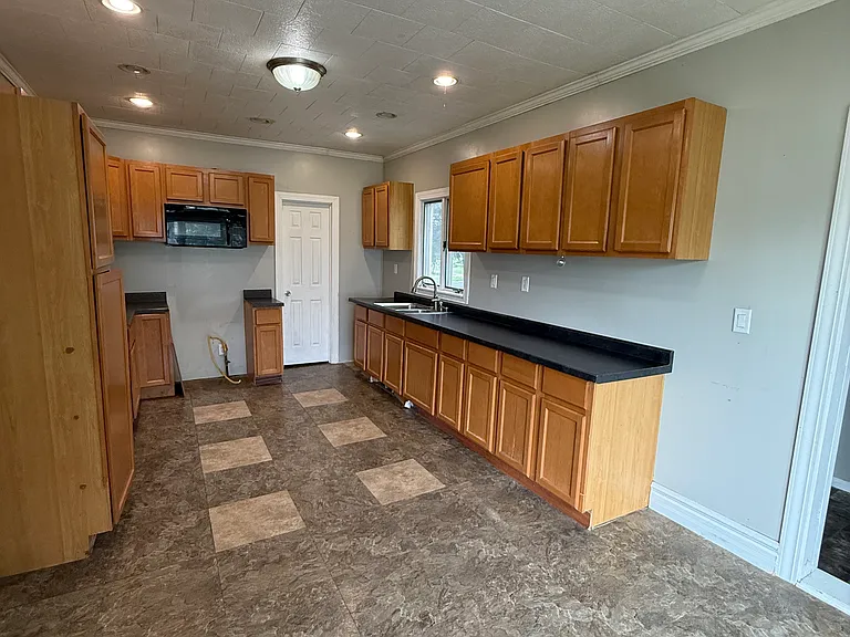 505 W Station St — Photo 3