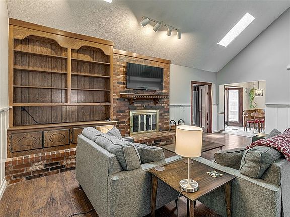 5th image of 8125 Willow Creek Blvd