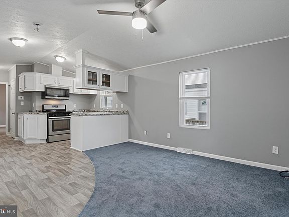 2nd image of 8 Del Haven Ct