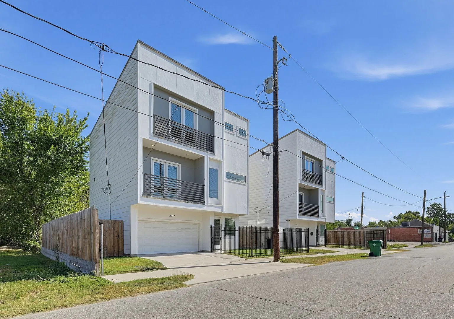 Stunning 3-Bedroom Houston Townhome | 3.5 Baths + 2-Car Garage + Private Yard! — Photo 2