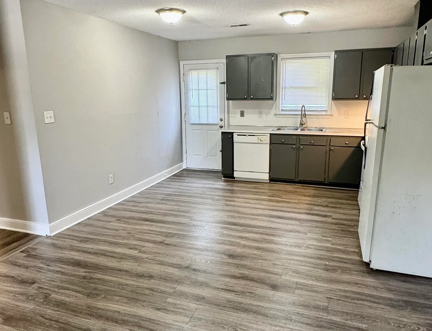 3 bed, 1.0 bath, $1,200 — Photo 3