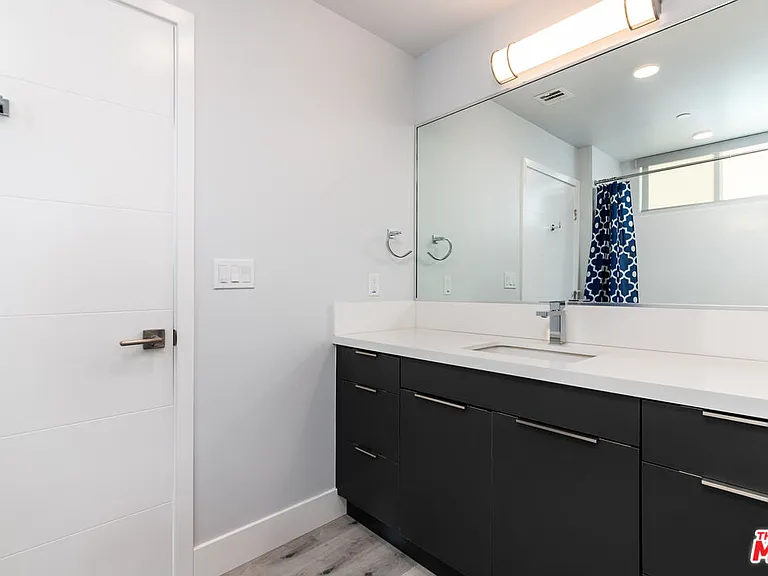 14612 Calvert St #404 — Photo 16