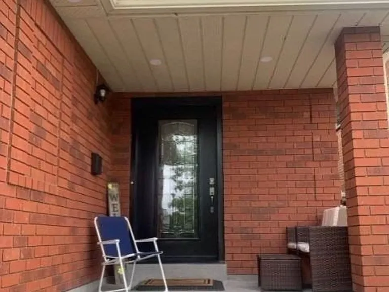 4339 Radisson Cres W — Photo 2