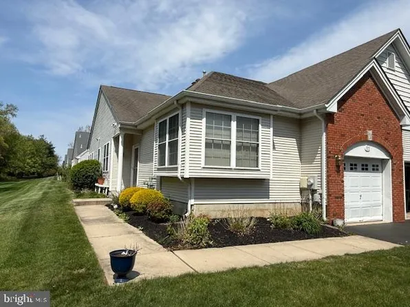 81 Meadowlark Dr, Hamilton, NJ 08690