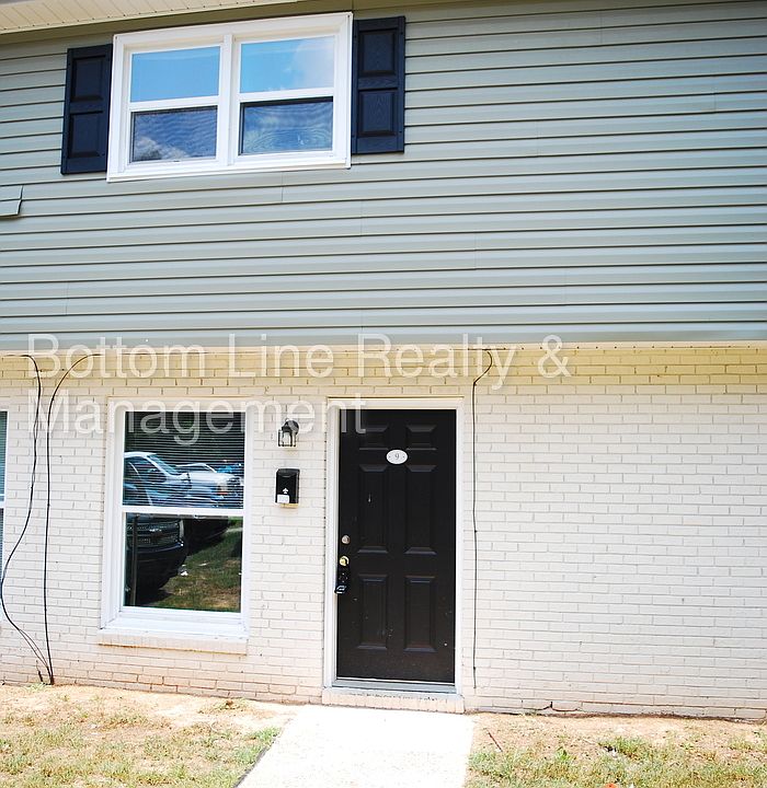 1st image of 210 E Catawba Ave APT 9