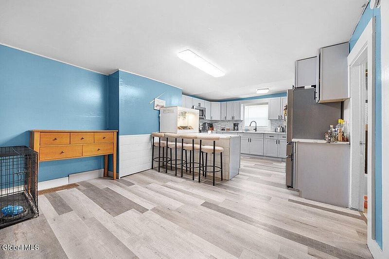 5th image of 3064 6th Avenue