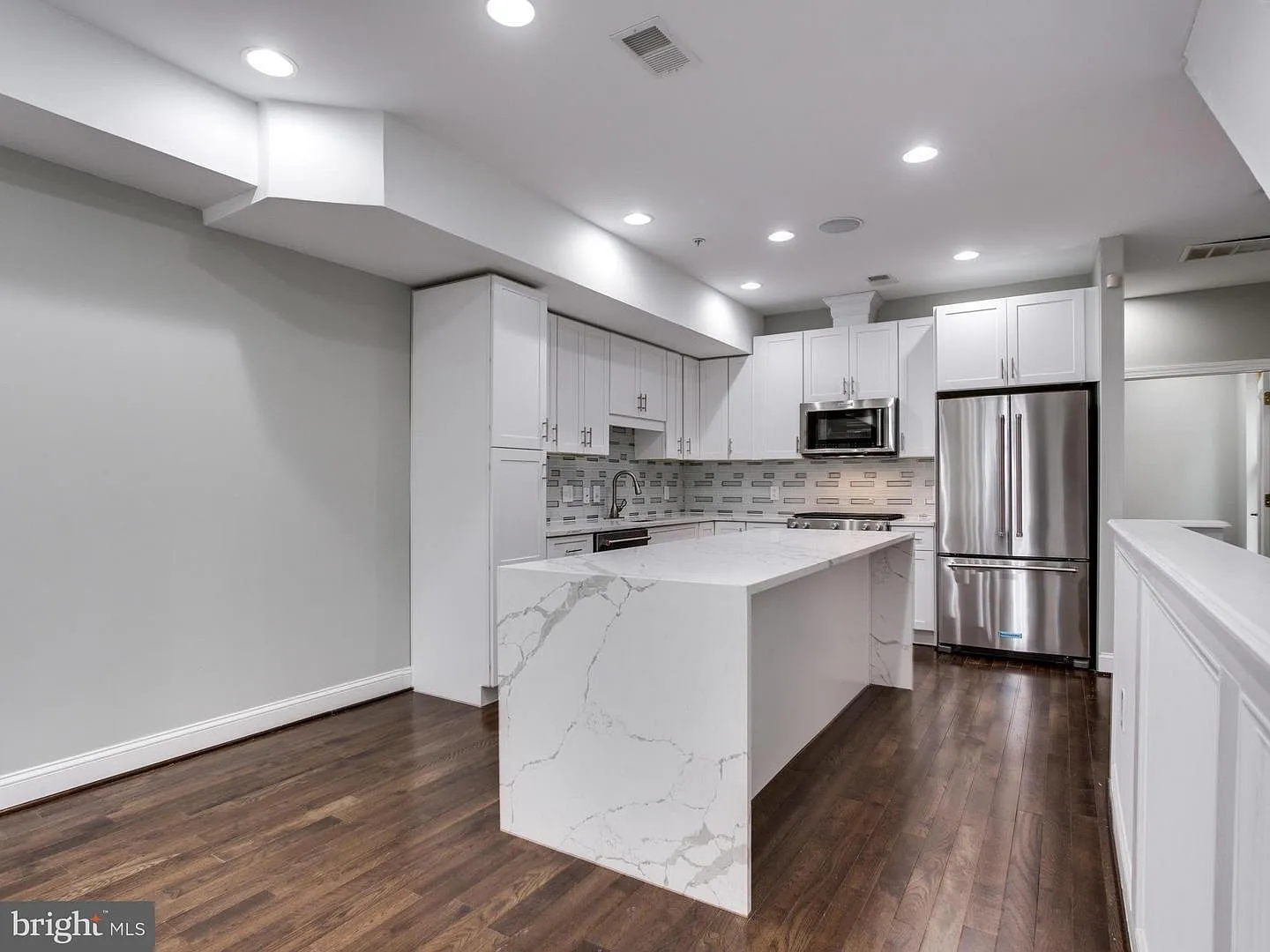 3 bed, 2.5 bath, 1298 sqft, $5,990 — Photo 2