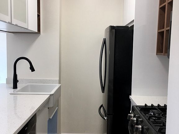 4th image of 250 S End Ave APT 5B