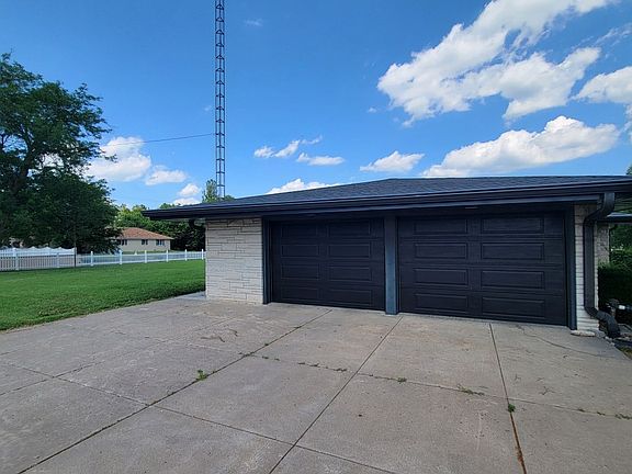 4th image of 1091 E Parkside Ave