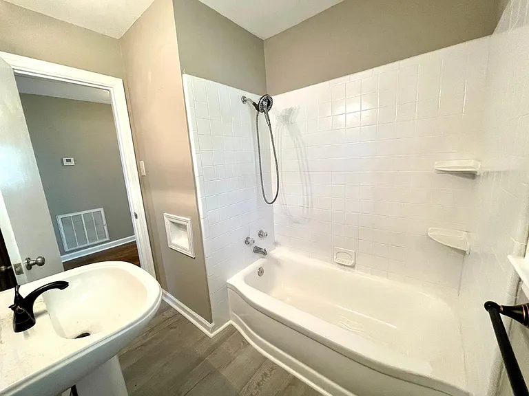 102 Hawthorne St — Photo 18