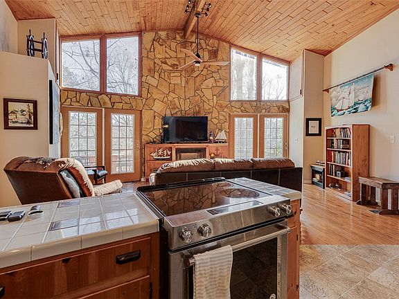 5th image of 203 Snead Ln