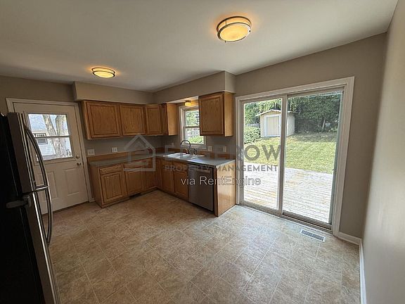 4th image of 1240 Emerald Ave NE