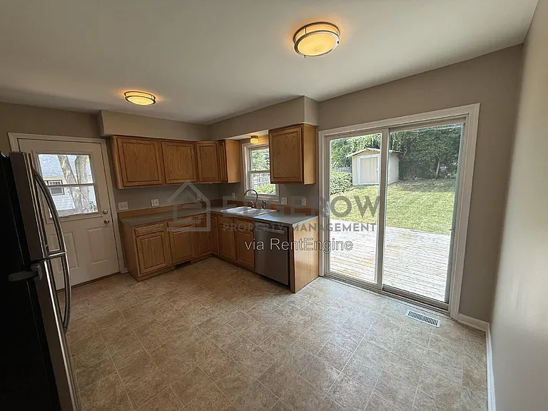 1240 Emerald Ave NE — Photo 4