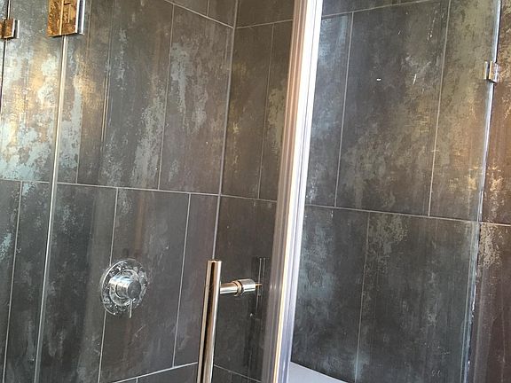 Tiled floating shower with rainfall shower head
