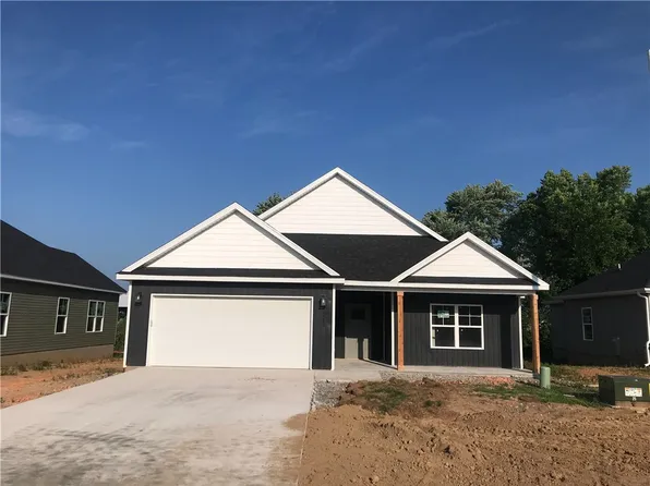 215 Miles Ave, Gentry, AR 72734