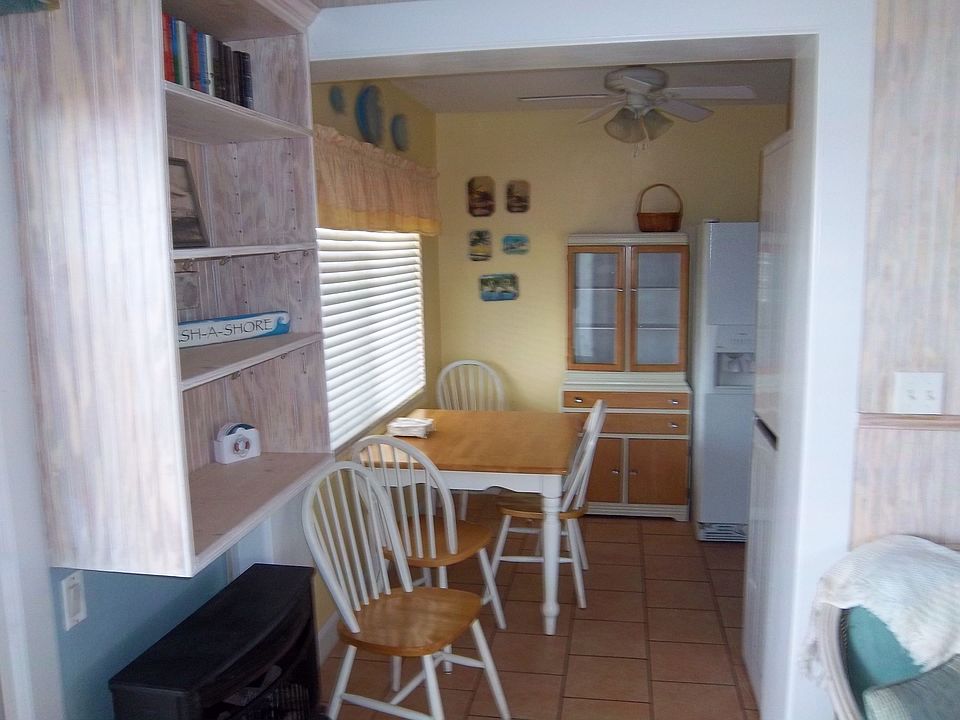 Eat-in kitchen with a view!