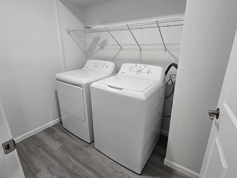 Laundry room (main floor)