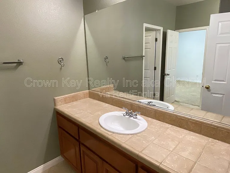 1030 Eastlake Cir — Photo 23