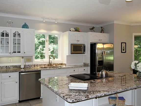 3rd image of 1 Cranberry Ln