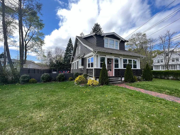1698 Whitney Ave — Photo 2