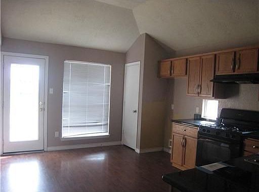 3rd image of 925 Crested Point Dr