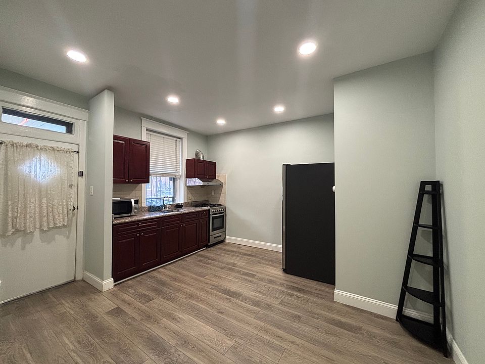 Kitchen / Dining Area