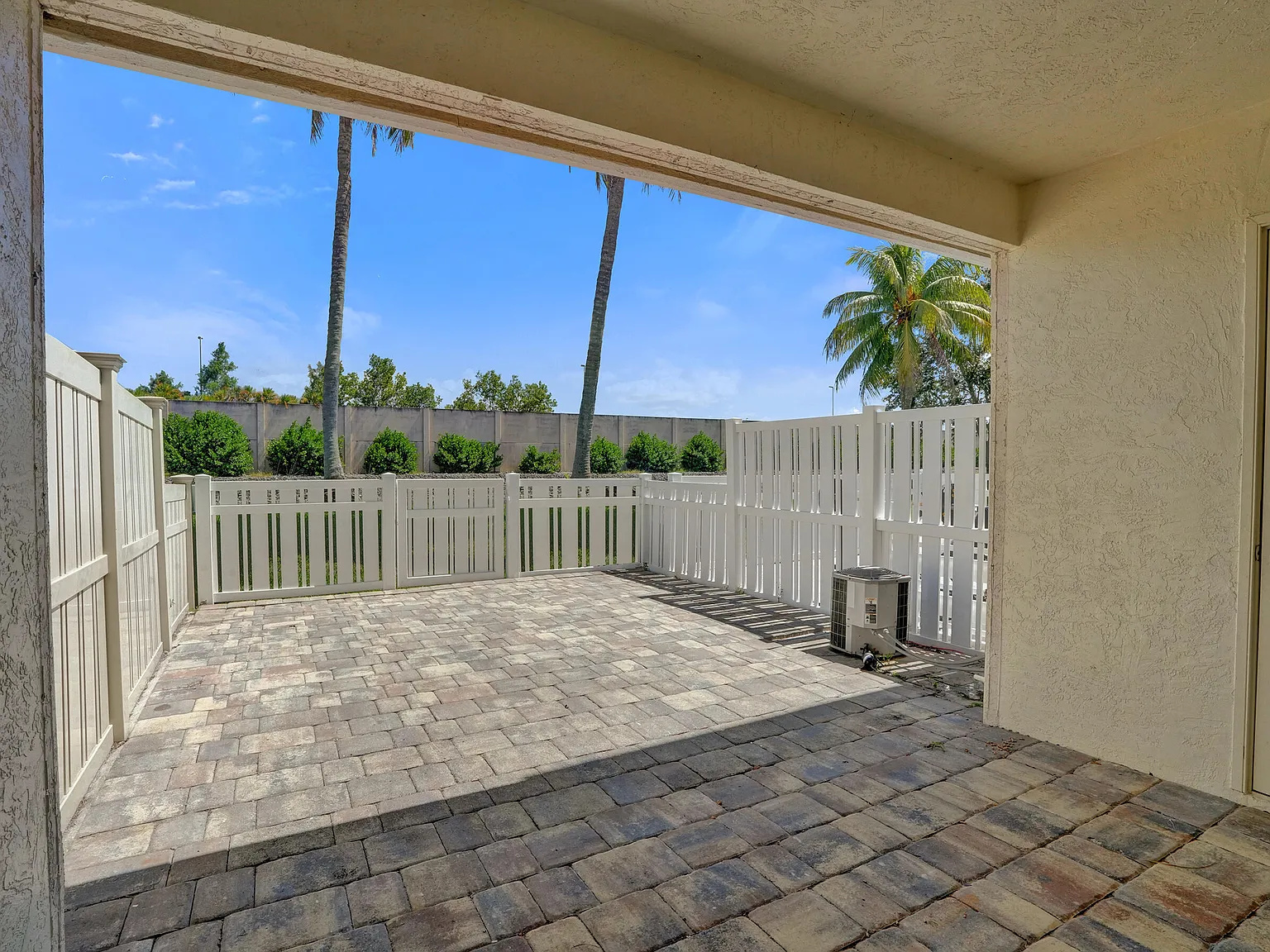 2 bed, 2.5 bath, 1200 sqft, $2,750 — Photo 2