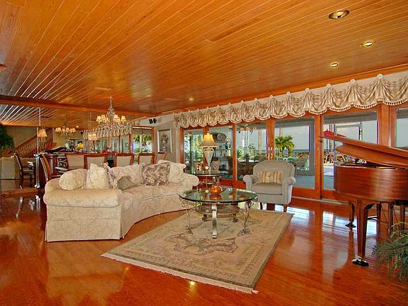 3rd image of 3663 Bayshore Blvd NE