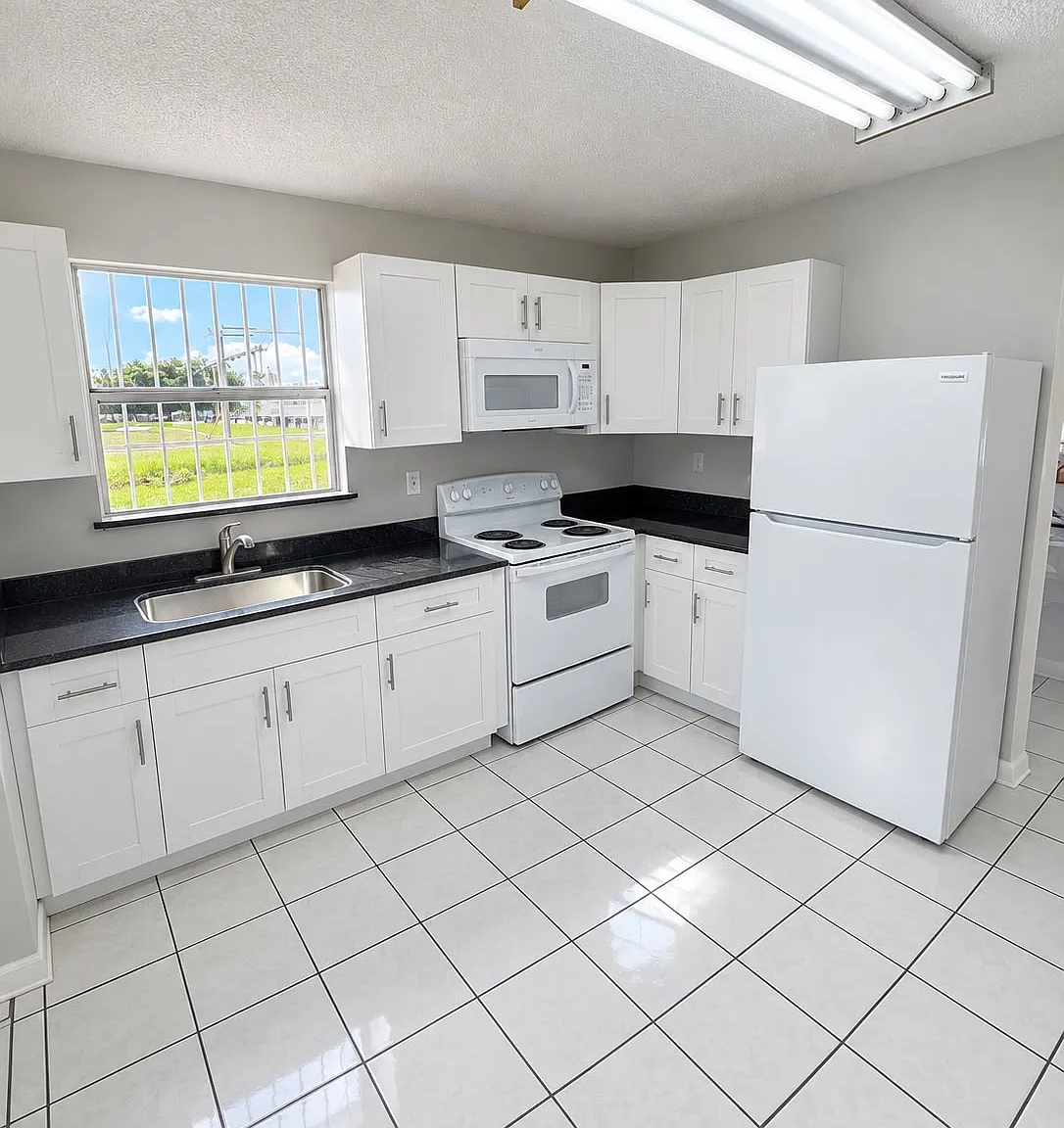 20620 NW 26 CT - 20620 — Photo 2
