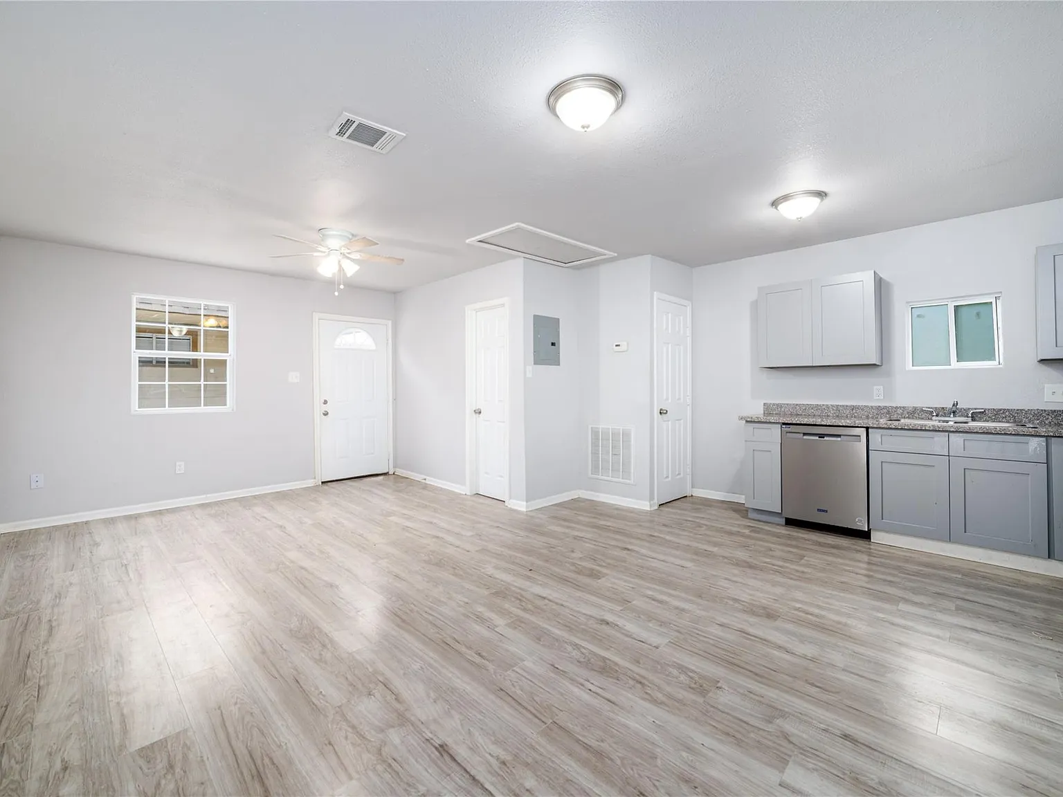 2 bed, 1.0 bath, 741 sqft, $1,100 — Photo 3