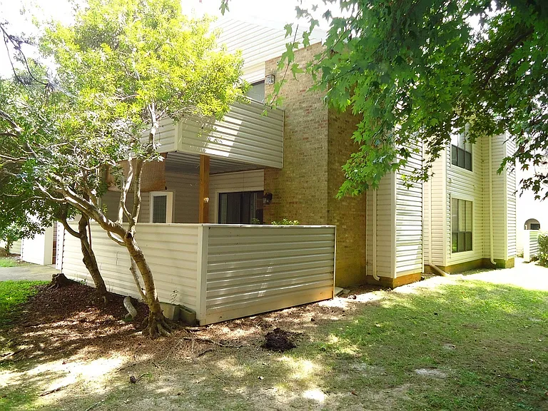 110 Manhattan Ct — Photo 12