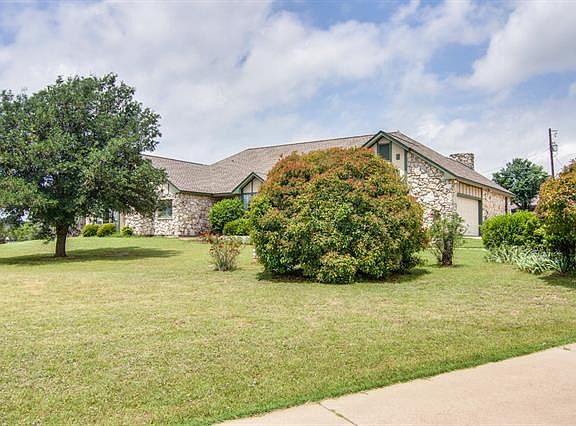 3rd image of 3206 Crystal Lake Dr