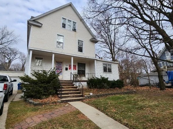 223 W Locust St, Dekalb, IL
