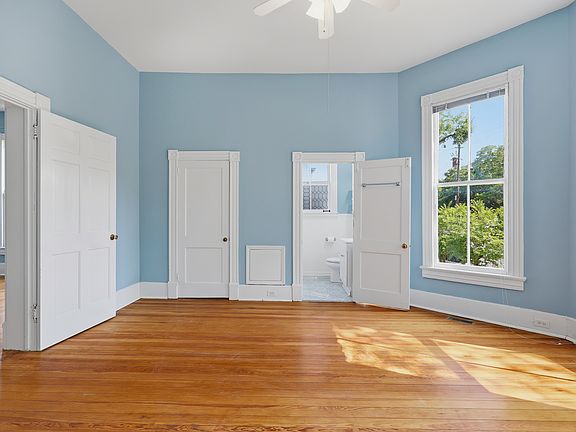 bedroom bath and walk in closet
